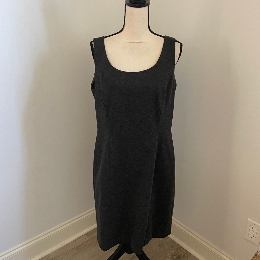 Tahari Tweed Sheath Dress size 12 Gray Sleeveless Charcoal Classic Office Chic M